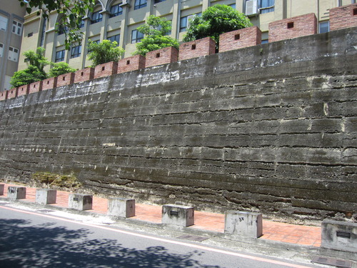Taiwan Fucheng City Wall South Gate Section remains(臺灣府城城垣南門段殘蹟)